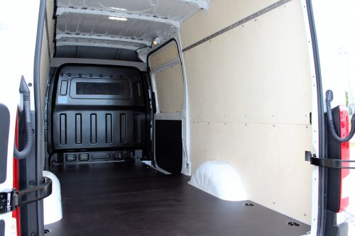 AG Zabudowy - Realizacje - Hyundai - podłoga i boki