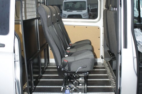 AG Zabudowy - Realizacje - Ford Transit Custom - zabudowa osobowa z otwieraną przegrodą