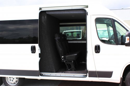 AG Zabudowy - Realizacja  Peugeot Boxer - zabudowa brygadowa - fotele z podłokietnikami