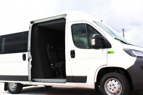 AG Zabudowy - Realizacje - Peugeot Boxer - zabudowa brygadowa - fotele z podłokietnikami