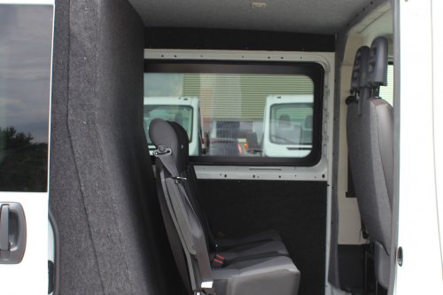 AG Zabudowy - Realizacje - Peugeot Boxer - zabudowa brygadowa - fotele z podłokietnikami