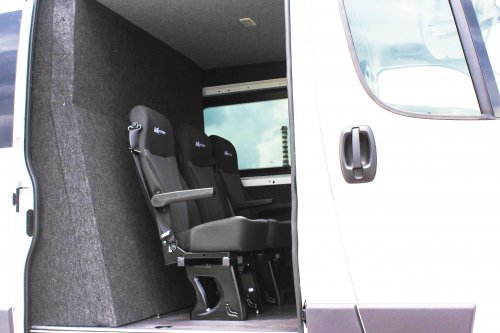 AG Zabudowy - Realizacje - Peugeot Boxer - zabudowa brygadowa - fotele z podłokietnikami