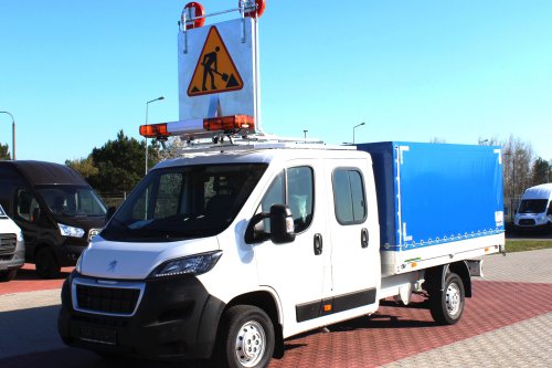 AG Zabudowy - Realizacja  Peugeot Boxer - skrzynia z plandeką ze znakiem ostrzegawczym