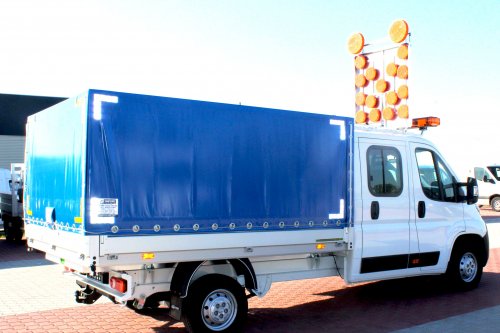 AG Zabudowy - Realizacje - Peugeot Boxer - skrzynia z plandeką ze znakiem ostrzegawczym