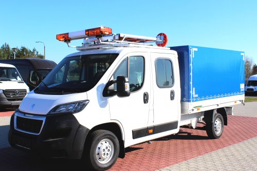AG Zabudowy - Realizacje - Peugeot Boxer - skrzynia z plandeką ze znakiem ostrzegawczym
