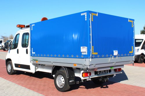 AG Zabudowy - Realizacje - Peugeot Boxer - skrzynia z plandeką ze znakiem ostrzegawczym