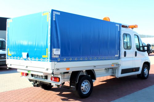 AG Zabudowy - Realizacje - Peugeot Boxer - skrzynia z plandeką ze znakiem ostrzegawczym