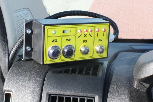 AG Zabudowy - Realizacje - Peugeot Boxer - skrzynia z plandeką ze znakiem ostrzegawczym