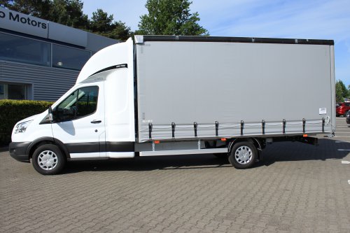 AG Zabudowy - Realizacje - Ford Transit - międzynarodówka z kabiną tylną, obustronną firanką i sprężynowym systemem zwijania plandeki z tyłu