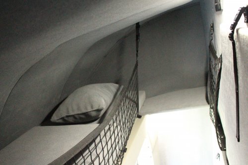 AG Zabudowy - Realizacje - Ford Transit - międzynarodówka z kabiną tylną, obustronną firanką i sprężynowym systemem zwijania plandeki z tyłu