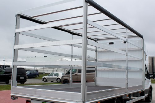 AG Zabudowy - Realizacje - Ford Transit - międzynarodówka z kabiną tylną, obustronną firanką i sprężynowym systemem zwijania plandeki z tyłu